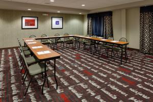 Konferenční prostory v ubytování Holiday Inn Express & Suites Northeast, an IHG Hotel