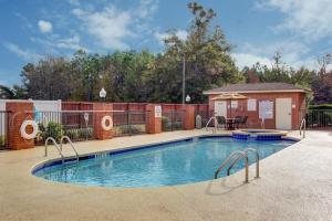 克魯的住宿－列治文山南薩凡納I-95州際公路智選假日酒店，一个带围栏的院子内的游泳池