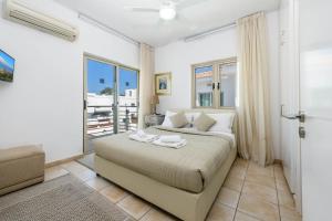 Un dormitorio con una cama y un balcón. en Sunrise Bay Villa #1, en Protaras 33 fotos más