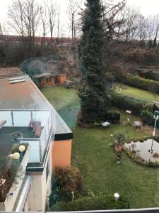 una vista aérea de un patio con un árbol en Fewo Kerstin, en Oberhausen