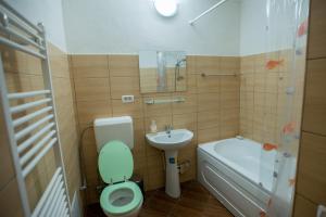 łazienka z toaletą, umywalką i wanną w obiekcie Gästehaus Fogarasch w Fogaraszu