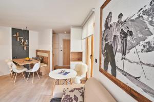 Posezení v ubytování Cozy Apartment in the heart of Kranjska Gora