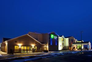 a hotel exterior at night with a blue sky at Holiday Inn Express Hotel & Suites Cleveland-Streetsboro by IHG in Streetsboro