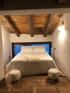 ein Schlafzimmer mit einem großen Bett mit zwei pelzigen Kissen in der Unterkunft Chalet Morge in La Salle