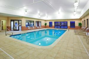 a pool with blue water in a hotel room at Holiday Inn Express Hotel & Suites Cleveland-Streetsboro by IHG in Streetsboro