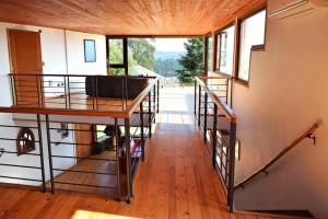 um quarto com uma escada numa casa em Samadhi Lodge Pingueral em Dichato