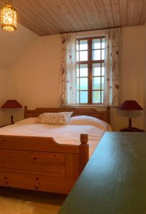 a bedroom with a large bed and a window at Fanø Bed & Boats in Fanø