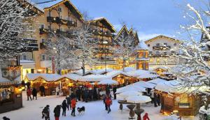 grupa ludzi spacerujących po jarmarku świątecznym w śniegu w obiekcie The Seefeld Retreat - Central Family Friendly Apartments - Mountain Views w mieście Seefeld in Tirol