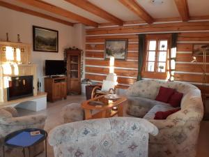 Televízia a/alebo spoločenská miestnosť v ubytovaní Holiday Villa Stupna
