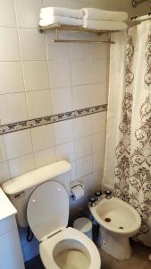 a small bathroom with a toilet and a sink at Luminoso Depto con terraza propia y en la mejor ubicación in Córdoba