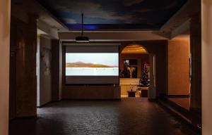 una gran pantalla de proyección en un pasillo con una habitación en Forum Hotel, en Tyumen