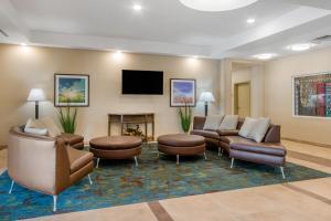 vestíbulo con sofás, chimenea y TV en Candlewood Suites - San Antonio Lackland AFB Area, an IHG Hotel en San Antonio