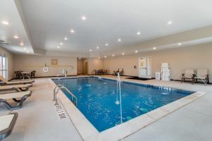 una piscina en un hotel con sillas y una mesa en Candlewood Suites - San Antonio Lackland AFB Area, an IHG Hotel en San Antonio