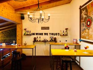 Um restaurante ou outro lugar para comer em Kalken Hotel by MH