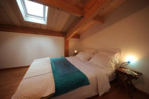 ein Schlafzimmer mit einem großen weißen Bett mit einem Fenster in der Unterkunft Henriette, villa de charme entre plage et marché in La Brée-les-Bains