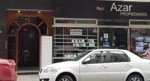 un coche blanco estacionado frente a una tienda en MDQ 4to20 en Mar del Plata