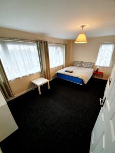 A bed or beds in a room at 4 Bedroom Rayleigh Town House