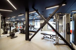 un gimnasio con varias cintas de correr y máquinas de cardio en Wilde Aparthotels Edinburgh Grassmarket, en Edimburgo