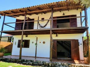 una casa antigua con porche y garaje en Casa da Rua 1 - Cavalcante/GO, en Cavalcante