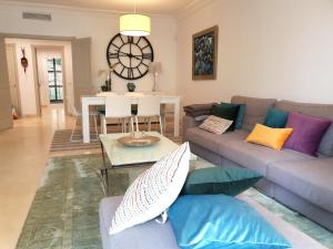 sala de estar con sofá y mesa en Garden Apartment in Finca Cortesin, Altos de Cortesin, en Casares