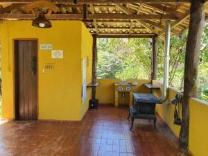 A seating area at Casa da Rua 1 - Cavalcante/GO