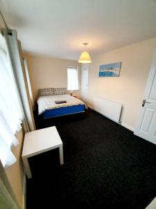 A bed or beds in a room at 4 Bedroom Rayleigh Town House