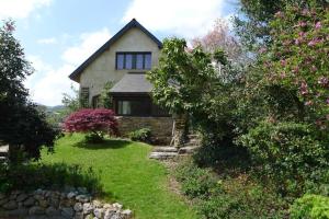 ein Haus mit einem Steinweg, der dorthin führt in der Unterkunft Luscarda in Astugue