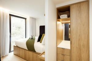 Un dormitorio con una cama y una ventana en Wilde Aparthotels Edinburgh Grassmarket, en Edimburgo 49 fotos más