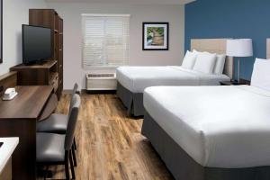 Postel nebo postele na pokoji v ubytování WoodSpring Suites South Plainfield