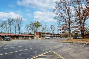 an empty parking lot in front of a building at Econo Lodge Waupaca in Waupaca