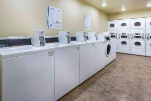 een wasruimte met witte wasmachines en wasmachines bij WoodSpring Suites Grand Junction in Grand Junction