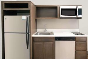 Kuchyň nebo kuchyňský kout v ubytování WoodSpring Suites South Plainfield