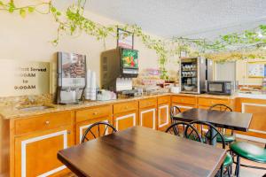 Econo Lodge في ديكاتور: مطعم فيه طاولات وكراسي في مطبخ