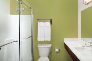 Koupelna v ubytování WoodSpring Suites South Plainfield + 7 fotografií