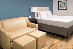 Postel nebo postele na pokoji v ubytování WoodSpring Suites South Plainfield