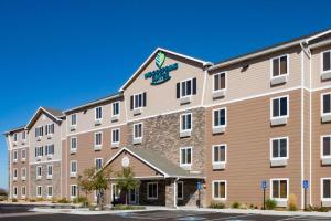 uma imagem de um hotel com um edifício em WoodSpring Suites Grand Junction em Grand Junction
