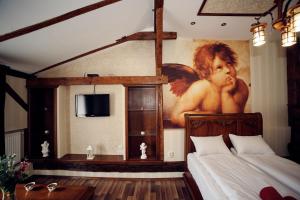 een slaapkamer met een schilderij van een man aan de muur bij the spirit of Lviv in the apartments in Lviv