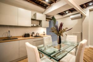 Kuchyňa alebo kuchynka v ubytovaní Trevi Fountain Superior 3 bdr apartment