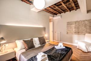 Posteľ alebo postele v izbe v ubytovaní Trevi Fountain Superior 3 bdr apartment
