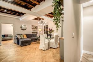 Posedenie v ubytovaní Trevi Fountain Superior 3 bdr apartment