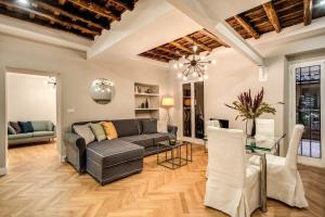 Posedenie v ubytovaní Trevi Fountain Superior 3 bdr apartment