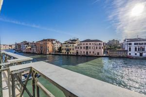 vista su un fiume da un ponte di Ca' Degli Specchi Grand Canal a Venezia