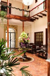 hol ze schodami, stołami i krzesłami w obiekcie Santa Lucia House - Forum w mieście Cuenca