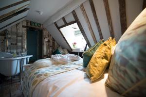 
A bed or beds in a room at The Woolpack Inn
