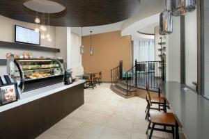 Кухня или мини-кухня в Crowne Plaza San Antonio Airport by IHG
