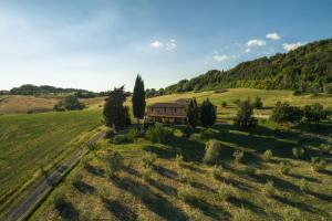 an aerial view of a house in the middle of a field at Agriturismo San Carlo in Pomarance