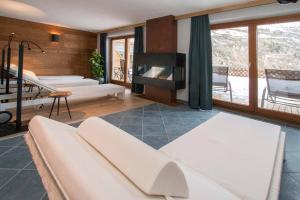 salon z kanapą i kominkiem w obiekcie Gurglhof Apartmenthaus w mieście Obergurgl