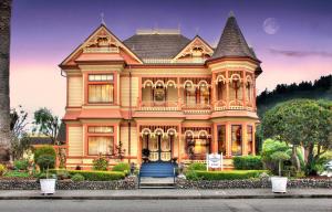 een groot oranje huis met een torentje bij Gingerbread Mansion in Ferndale