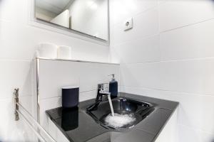 a bathroom with a sink and a mirror at Nicebarcelonaapartments in Barcelona