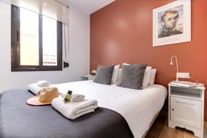 バルセロナにあるNicebarcelonaapartmentsのベッドルーム1室(ベッド2台、タオル付)、窓が備わります。